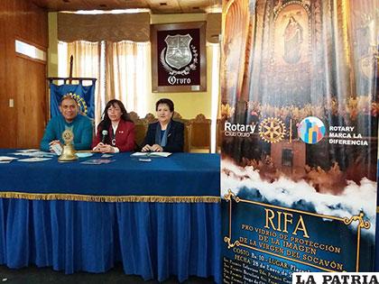 Representantes del Santuario del Socavón y del Rotary Club Oruro en conferencia de prensa