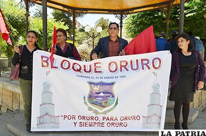 Los miembros del Bloque Oruro en el mitin realizado ayer donde pidieron la devolución de su sede