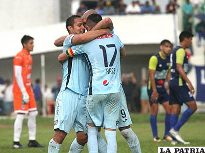 Celebran los integrantes de Bolívar por el triunfo obtenido ante Sport Boys