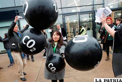 Varios activistas protestan durante la cumbre del clima de Bonn por la emisiones de CO2