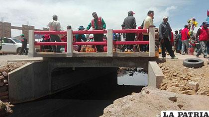 El puente vehicular entregado en la junta vecinal Pumas Andinos Pampa Alamasi