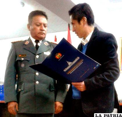 El director de la emisora militar recibió la condecoración de manos del presidente de la Brigada Parlamentaria