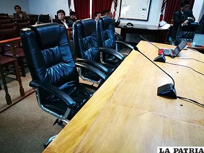 La ausencia de autoridades de la Aduana Nacional dejó vacías las sillas en la Brigada Parlamentaria