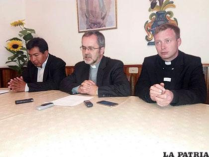 Monseñor Cristóbal Bialasik (centro) junto a Padre Martín Olech (der)