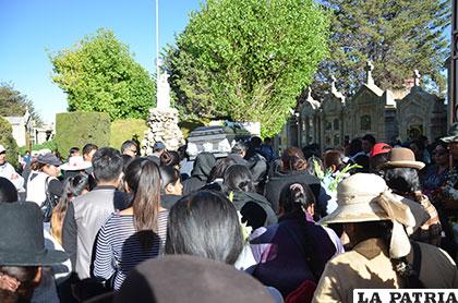 El cuerpo de la víctima llega a su última morada