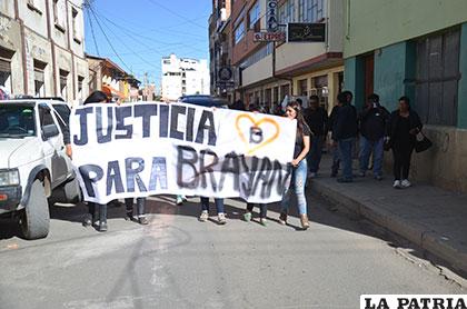 Un cartel encabezó el entierro de Bryan