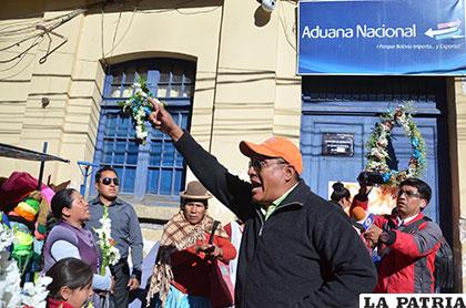 Las protestas fueron airadas en la puerta de la Aduana