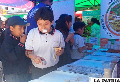 Niños en uno de los stand degustando los productos