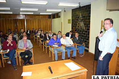 El abogado constitucionalista Carlos Alarcón, en su presentación realizada en la FEPO