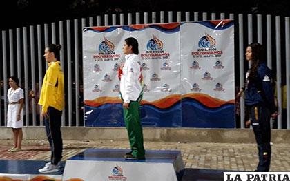 Karen Tórrez en lo más alto del podio con la medalla de oro /comité olímpico boliviano