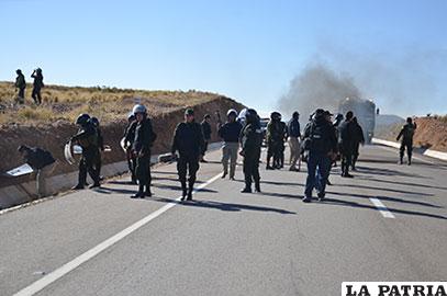 Los policías orureños en la carretera Oruro-La Paz, luego de secuestrar los tres camiones de contrabando