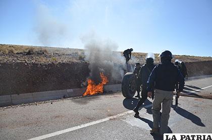 Los contrabandistas prendieron fuego a neumáticos para colocarlos en medio de la carretera