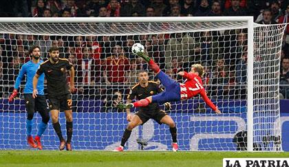 Espectacular el remate de Griezzman, el Atlético venció 2-0 a Roma