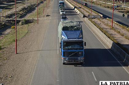 Los camiones fueron escoltados por la doble vía Oruro-La Paz, hacia esta capital /Archivo