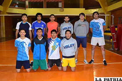 Integrantes de la selección orureña de voleibol Sub-25