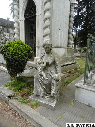 Una estatua que denota vida en el lugar donde reina la muerte