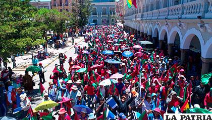 Miembros del Mcsfa en la marcha en apoyo al Presidente Morales