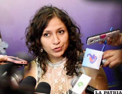 Ariana Campero, ministra de Salud, convoca a médicos para resolver su conflicto