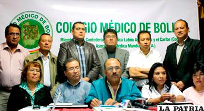 Miembros del directorio del Colegio Médico de Bolivia, en un contacto con la prensa /ANF