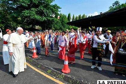 Papa Francisco durante su llegada a  Birmania