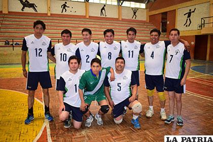 El equipo de SIB que logró vencer a Auditoría en el voleibol masculino