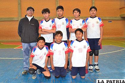 Integrantes del equipo de la Escuela Municipal de Voleibol Poopó