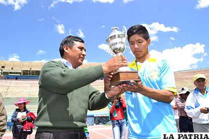 Nick Gómez, de VHSR, recibe el trofeo de subcampeón