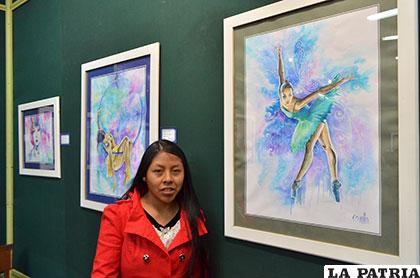Durante la inauguración de la exposición de Marisa Espinoza