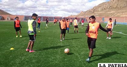 La plantilla de jugadores de Deportivo Kala, no descuida su trabajo de preparación