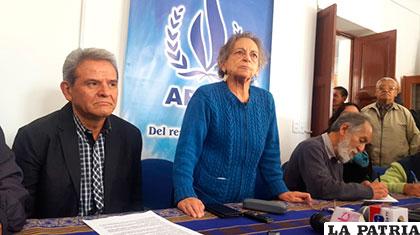 María Amparo Carvajal (centro), presidenta de la Apdhb junto al ex Defensor, Rolando Villena /ANF