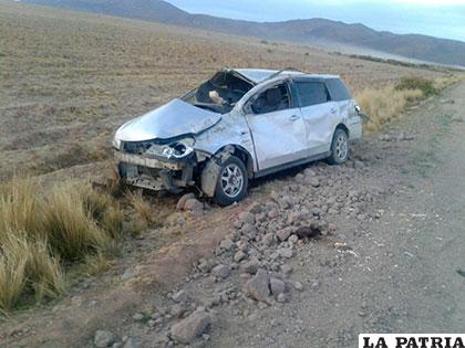 Este vehículo volcó en la ruta Oruro - La Joya y su ocupante murió /Archivo

