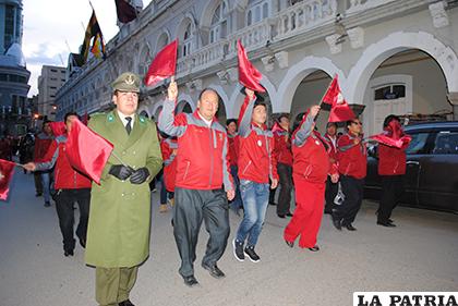 Orureños se mostraron orgullosos de portar la bandera rojo carmesí