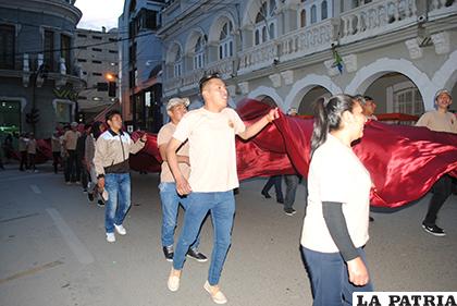 Emoción al ver flamear la bandera de Oruro