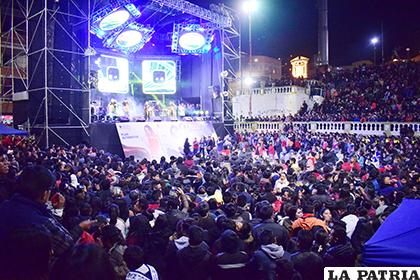Miles de orureños asistieron a la serenata en homenaje a la Fundación de Oruro /LA PATRIA 
