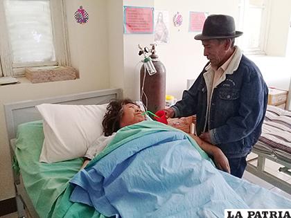Doña Inés y don Sabino en el Hospital General San Juan de Dios /Hospital General