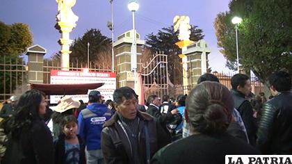 Todos Santos es una fiesta que congrega a las familias bolivianas en torno a los fallecidos /LA PATRIA