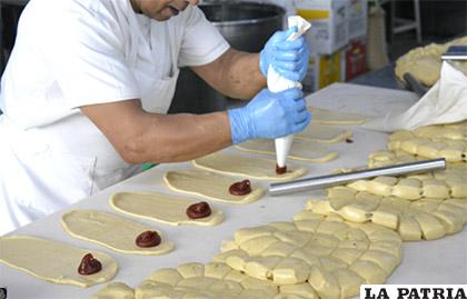 Un pastelero pone el relleno de dulce de guayaba en la masa preparada para las almas / El Siglo