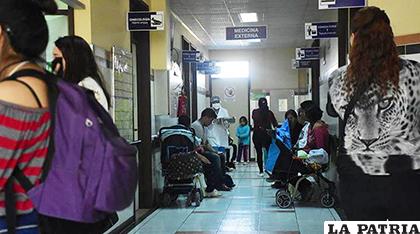 Pacientes esperando ser atendidos en uno de los hospitales/LOSTIEMPOS.COM