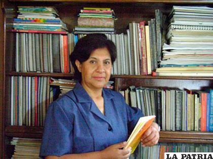 La escritora en su biblioteca particular /LA PATRIA ARCHIVO