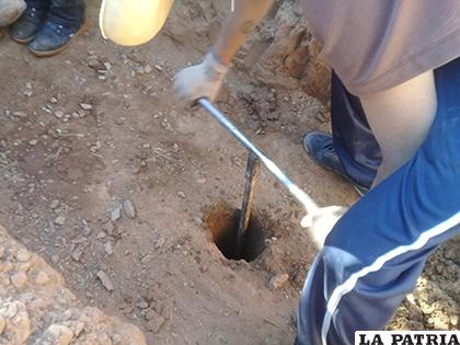 Perforando un pozo para obtener agua en Chusaqueri