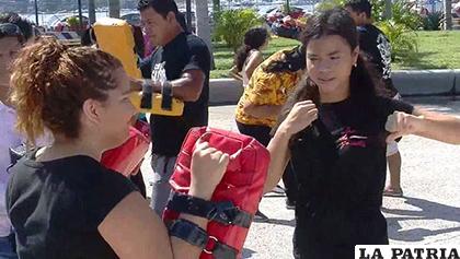 Como estrategia contra la violencia, mujeres de Acapulco aprenden defensa personal /jwpsrv.com