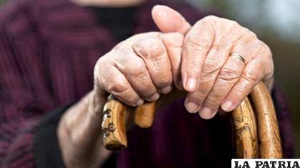 La anciana padece de alzhéimer / metalgondozas - FOTO ILUSTRATIVA