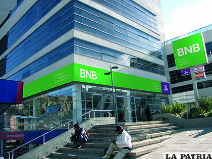 Agencia de Obrajes, La Paz, con el nuevo diseño del logotipo del BNB/BNB