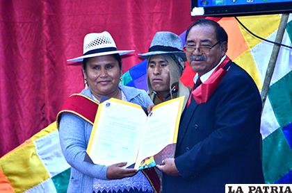 Antonio Revollo recibiendo una distinción del Concejo Municipal de Oruro /LA PATRIA ARCHIVO
