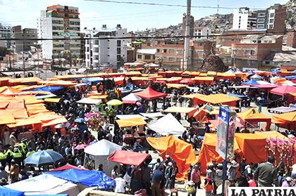 Artesanos se opusieron a pagar cinco bolivianos por domingo de Calvario /LA PATRIA