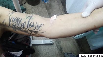 El tatuaje en uno de los brazos de la víctima