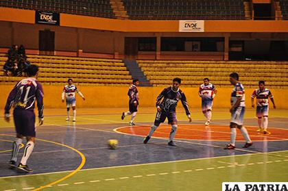 Una acción del partido jugado anoche entre Agua Santa y Deportivo Calle / Fernando Rodríguez - LA PATRIA
