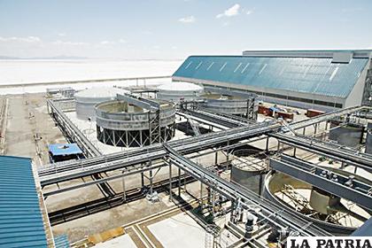 La planta química en el salar de Uyuni, será parte de la concentración de esfuerzos con la contratación de muchos trabajadores
