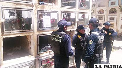 Funcionarios de la Guardia Municipal de La Paz a la espera del levantamiento legal de los cadáveres de los dos fetos /ERBOL