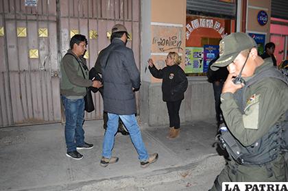 La Policía conversa con ciudadanos que expresaron su preocupación por lo sucedido / LA PATRIA